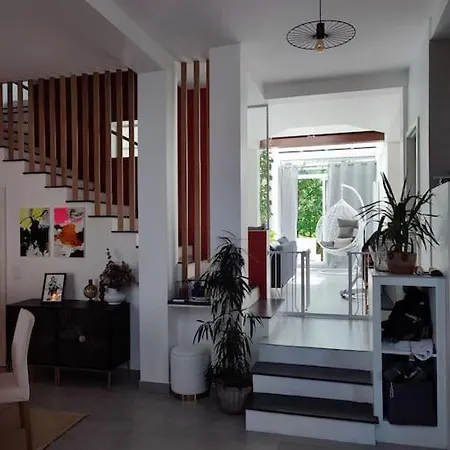 Dom wakacyjny Large Architect-designed House 230 Sqm /2475 Sqft