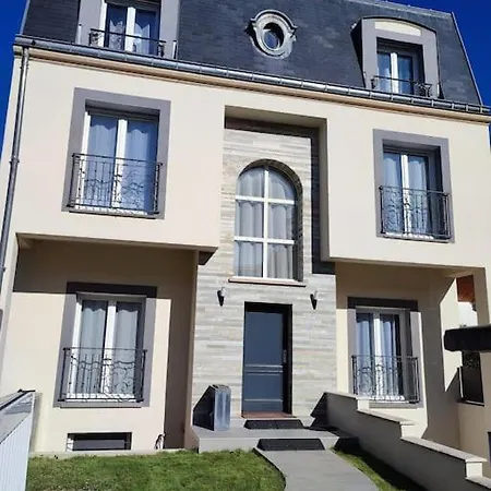 Large Architect-designed House 230 Sqm /2475 Sqft Holiday home *